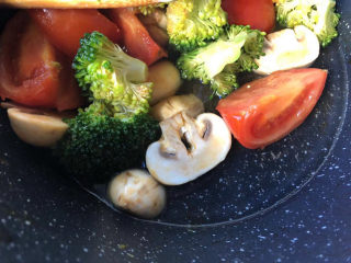 12、番茄豆腐汤,倒入适量清水。