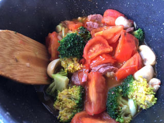 13、番茄豆腐汤,翻拌均匀略煮一下。