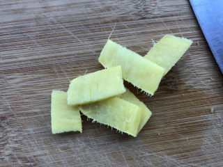 1、萝卜丝鲫鱼汤,生姜一小段去皮切数片。