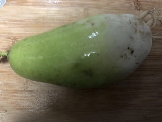 3、萝卜丝鲫鱼汤,准备一个萝卜取一半。