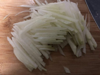 4、萝卜丝鲫鱼汤,萝卜去皮切细丝。