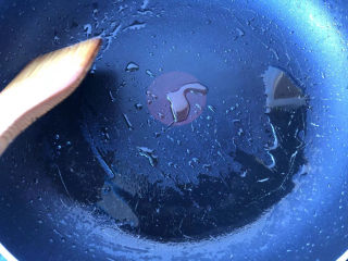 5、萝卜丝鲫鱼汤,热锅冷油。