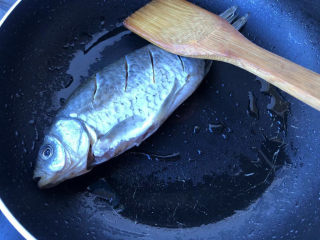 6、萝卜丝鲫鱼汤,下入鲫鱼煎。