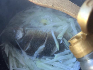 11、萝卜丝鲫鱼汤,滴入香油。