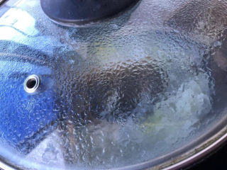 12、萝卜丝鲫鱼汤,小火加盖慢慢炖15分钟左右。