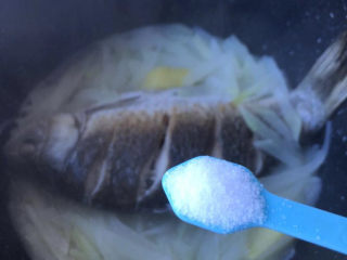 13、萝卜丝鲫鱼汤,出锅前两分钟加入盐调味。