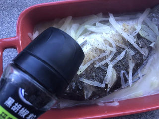 14、萝卜丝鲫鱼汤,出锅后撒上胡椒粉。