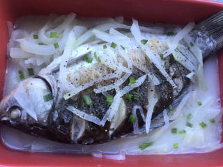 15、萝卜丝鲫鱼汤,点缀些许香葱。