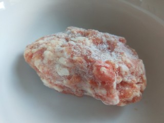 2、冬瓜肉丸汤,猪肉馅100克。