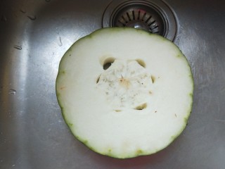 3、冬瓜肉丸汤,冬瓜一块。