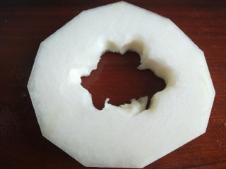 4、冬瓜肉丸汤,去皮去瓤。