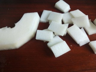 5、冬瓜肉丸汤,切成小片。