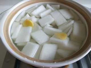 7、冬瓜肉丸汤,放入冬瓜煮开。