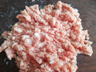8、冬瓜肉丸汤,猪肉馅在剁碎。