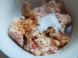 12、冬瓜肉丸汤,料酒，生抽，鸡蛋青，抓均匀即可。