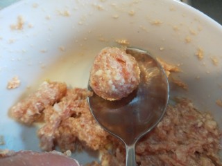 13、冬瓜肉丸汤,挤出小肉丸。