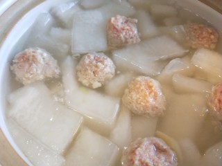 14、冬瓜肉丸汤,放入锅中。