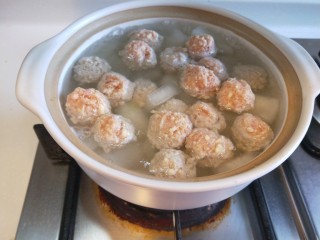 15、冬瓜肉丸汤,全部挤好烧开。