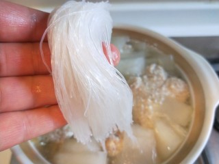 18、冬瓜肉丸汤,最后加入粉丝。