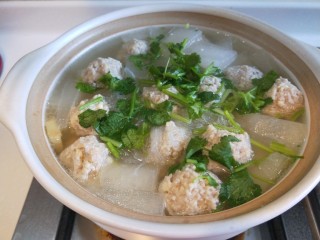 19、冬瓜肉丸汤,加入适量盐，白胡椒。鸡精，香菜。