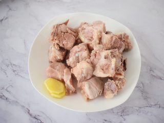 3、猪骨莲藕玉米胡萝卜汤,捞出洗净沥干水分备用，姜切片