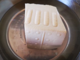 2、苋菜豆腐汤,准备一块嫩豆腐用热水加适量盐泡十分钟，去除豆腥味