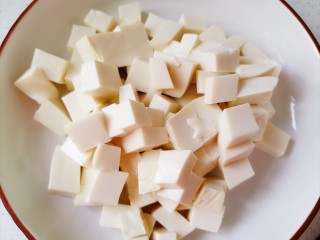 3、苋菜豆腐汤,再将豆腐切成丁备用