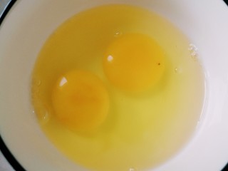 5、苋菜豆腐汤,碗中打入两个鸡蛋，加适量料酒打散备用