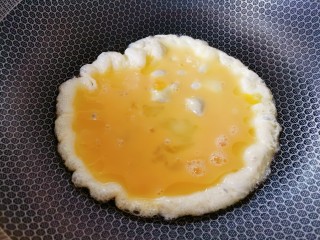 7、苋菜豆腐汤,先将鸡蛋煎熟，盛出备用