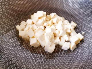 8、苋菜豆腐汤,再次起锅烧热，加适量食用油将豆腐稍微煎一下