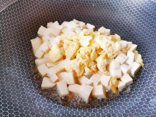9、苋菜豆腐汤,再将鸡蛋加入锅中