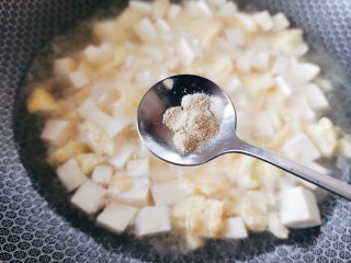 12、苋菜豆腐汤,适量胡椒粉