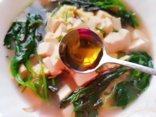 17、苋菜豆腐汤,最后淋入少许麻油即可食用。