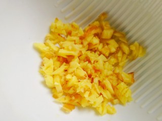 3、鲜香浓郁的菌菇豆腐汤,姜葱切末。