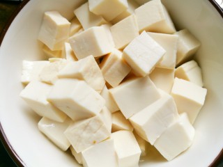 5、鲜香浓郁的菌菇豆腐汤,豆腐切小块。