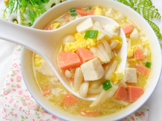 18、鲜香浓郁的菌菇豆腐汤,盛入碗中。