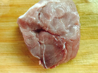 1、莲藕肉片汤,准备好瘦肉