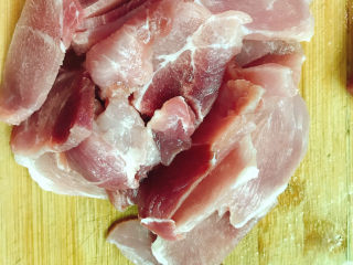 2、莲藕肉片汤,切成片