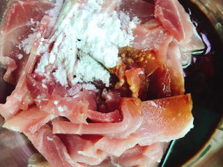 3、莲藕肉片汤,放入黄酒、生抽、淀粉、盐