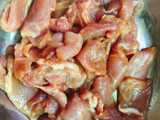 4、莲藕肉片汤,拌匀腌制入味