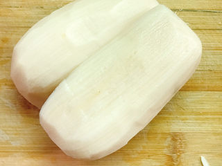 6、莲藕肉片汤,削去外皮