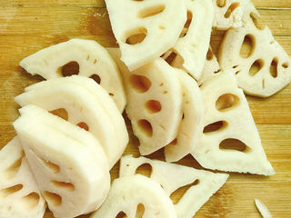 7、莲藕肉片汤,切成厚片