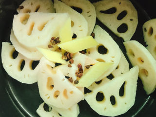 8、莲藕肉片汤,莲藕放入锅中，加入姜片、花椒