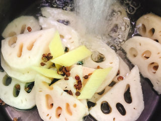 9、莲藕肉片汤,加入清水