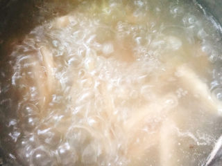 12、莲藕肉片汤,调小火煮40分钟