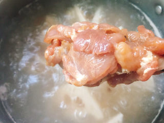13、莲藕肉片汤,将瘦肉放入锅中