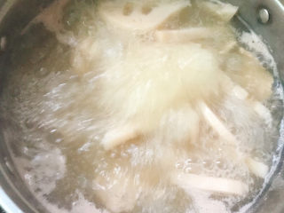 15、莲藕肉片汤,放少许盐煮2-3分钟