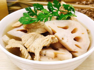 16、莲藕肉片汤,装入碗中