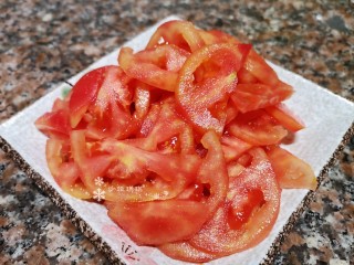 2、酸汤牛肉,将番茄切成薄片。