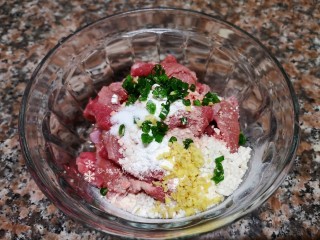 5、酸汤牛肉,牛肉洗净切薄片,放入适量淀粉、盐、清水、葱末和姜末拌匀。